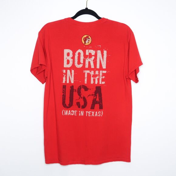Gildan Buc-ee's Graphic T-shirt‎ Size Medium Red Born in the USA Made in Texas - Picture 2 of 6